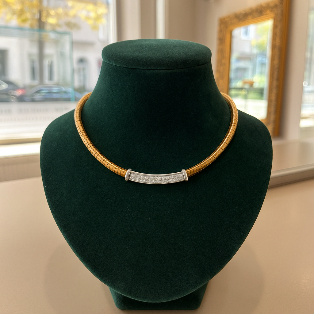 Schmuckankauf Berlin: Goldcollier mit Steinbesatz im Fachgeschäft in Berlin-Charlottenburg
