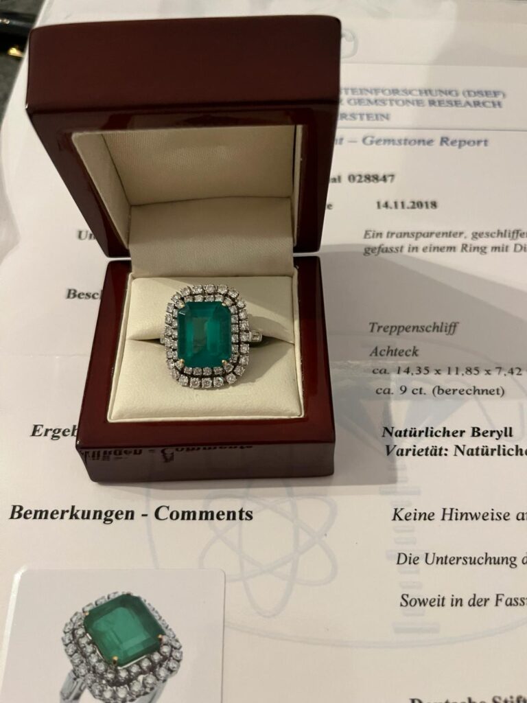 Diamanten Ankauf in Berlin: Ring mit Smaragd und Brillanten samt Zertifikat