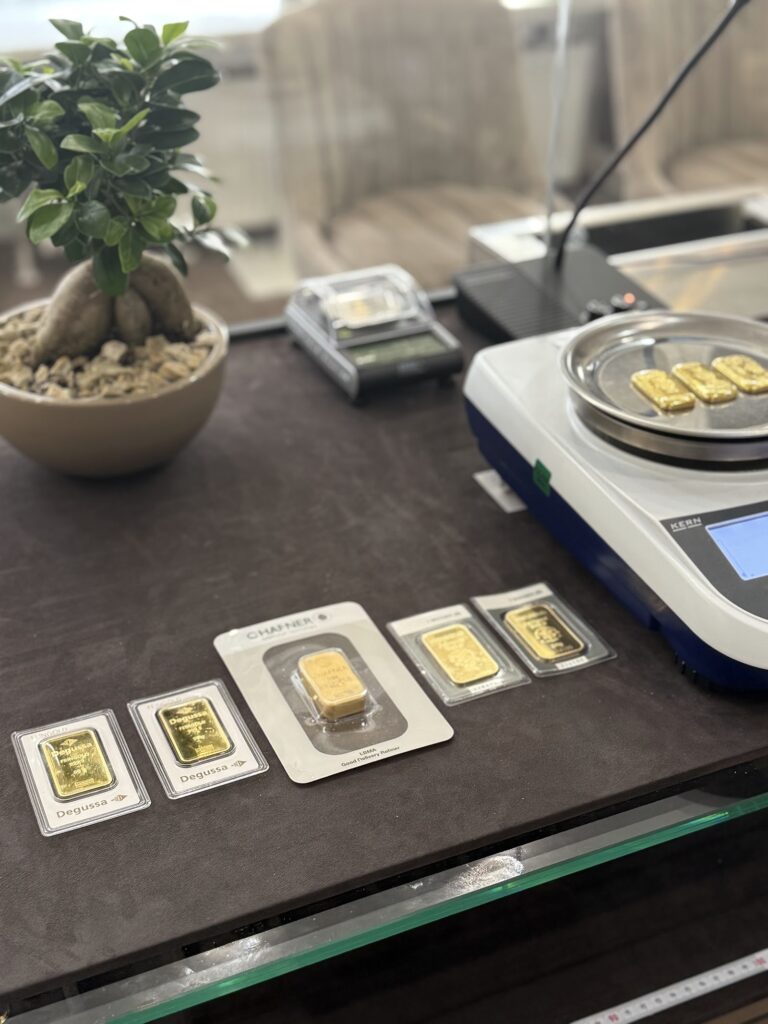 Sell gold in Berlin: sealed gold bars weighed on the counter scale at the Berlin-Charlottenburg shop
