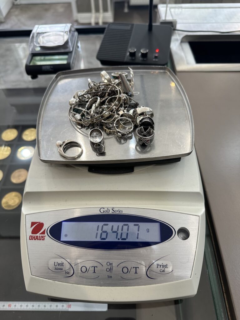 Silberschmuck verkaufen in Berlin: Silberketten und Armbänder auf der Waage